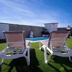 Con Piscina Privada Terraza Aire Acondicionado Сasa de vacaciones