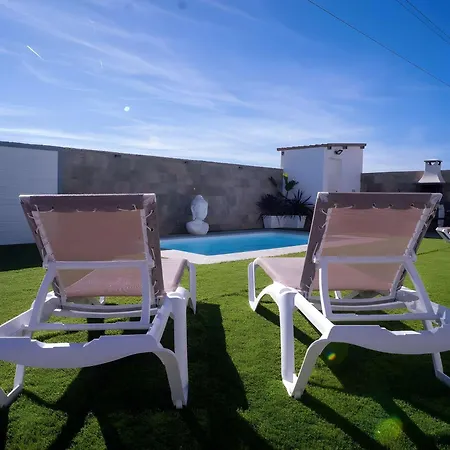 Con Piscina Privada Terraza Aire Acondicionado Дом отдыха