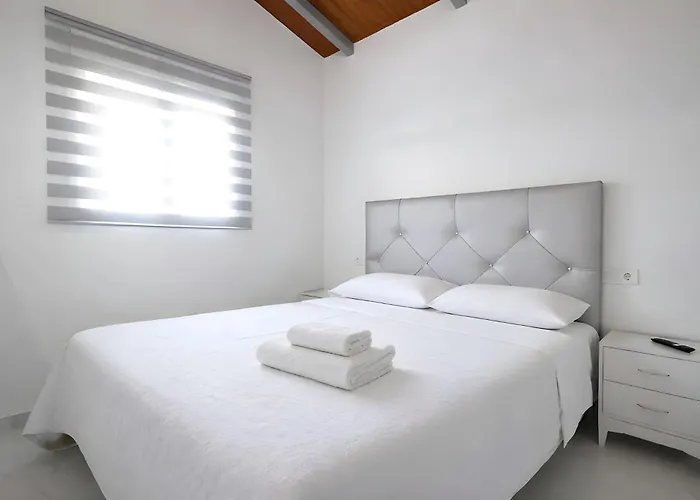 Con Piscina Privada Terraza Aire Acondicionado